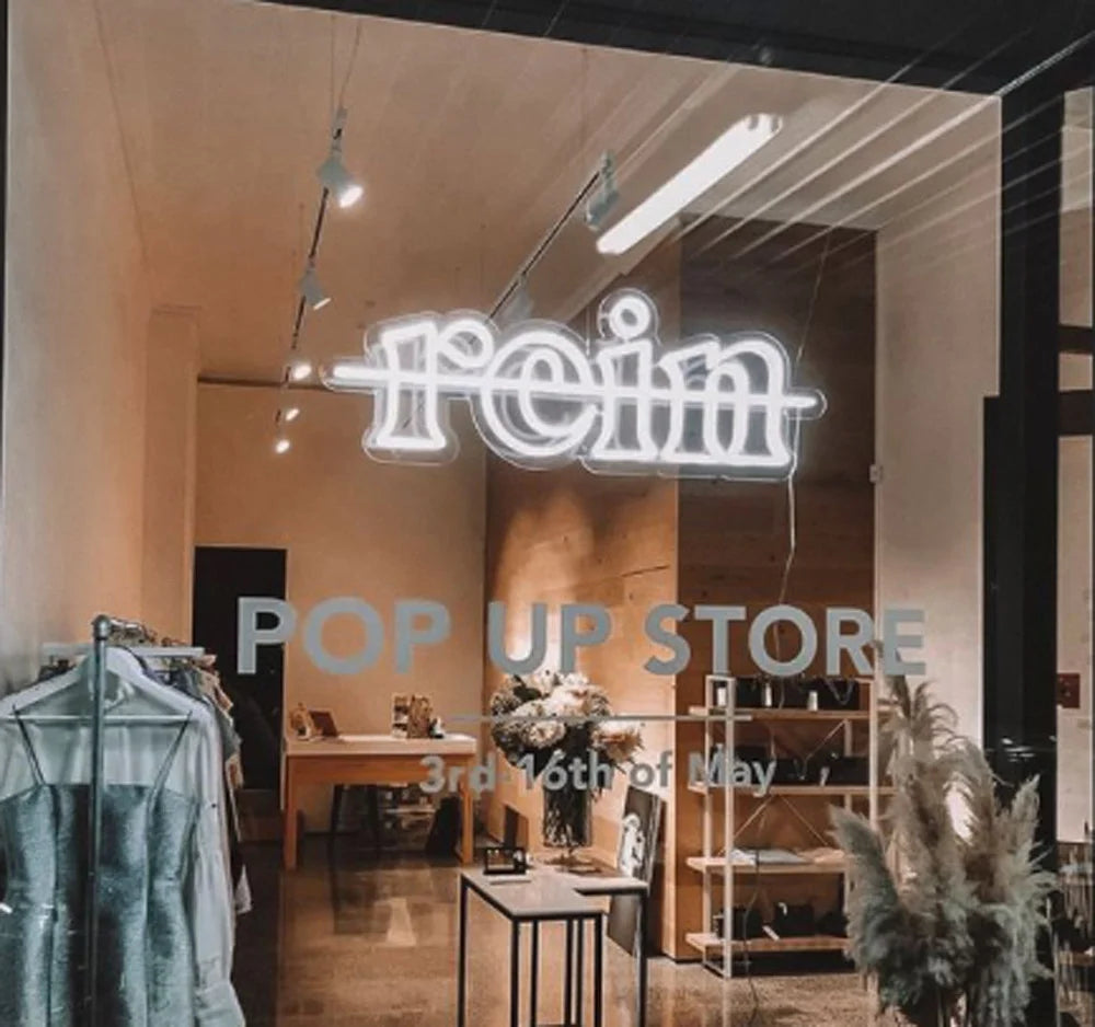 Logo blanc suspendu dans une boutique