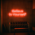 Néon LED Believe In Yourself allumé en situation
