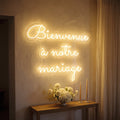 Néon LED Bienvenue à notre mariage allumé en situation