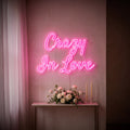 Néon LED Crazy In Love allumé en situation