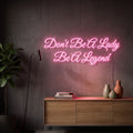 Néon LED Don't Be A Lady Be A Legend allumé en situation