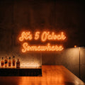 Néon LED It's 5 O'clock Somewhere allumé en situation