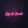 Néon LED Life Is Sweet allumé sur mur sombre