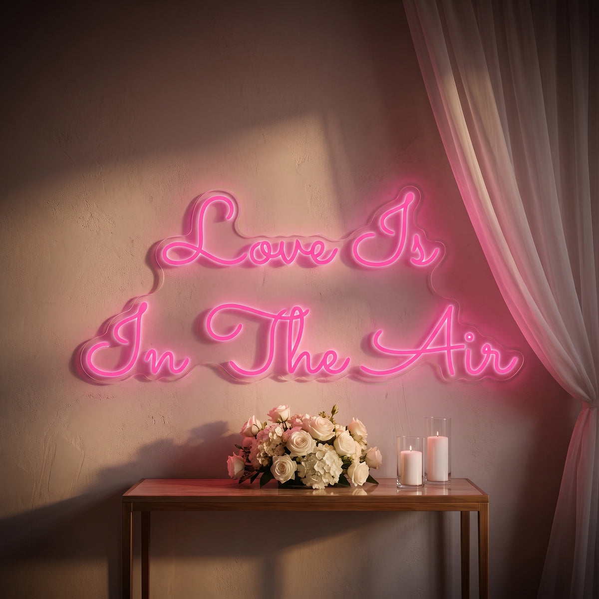 Néon LED Love Is In The Air allumé en situation