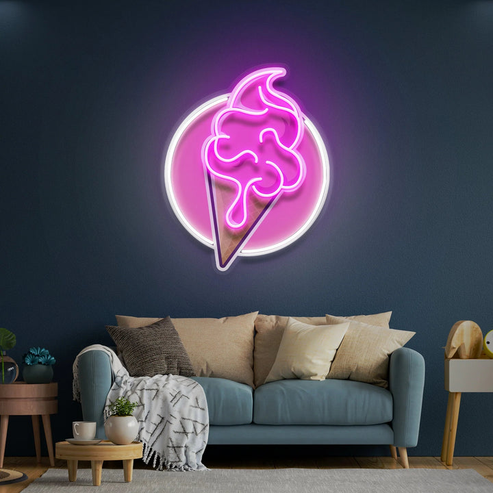 Enseigne néon LED glace rose sur un mur sombre
