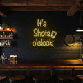 Enseigne néon LED It’s Shots O’Clock dans un bar