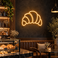 Néon Croissant NOCTANEON dans une boulangerie sombre