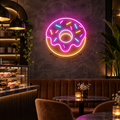 Néon Donut NOCTANEON dans un café sombre
