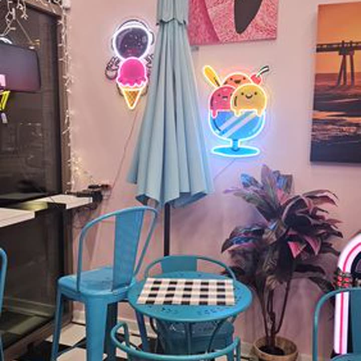 Néons colorés en forme de glaces dans un salon de thé