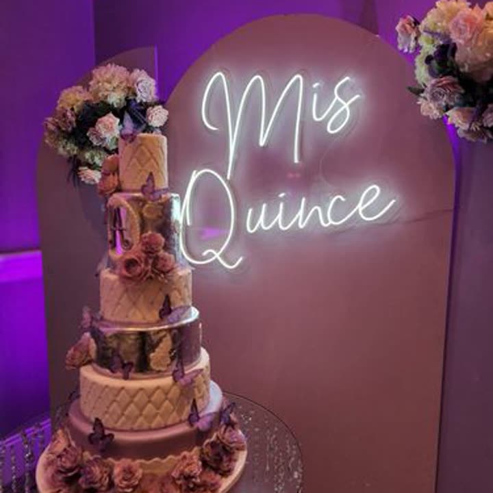 Néon Mis Quince installé derrière une pièce montée